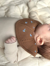 Load image into Gallery viewer, KNITTED BIB