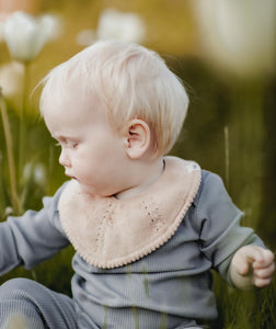 KNITTED BIB